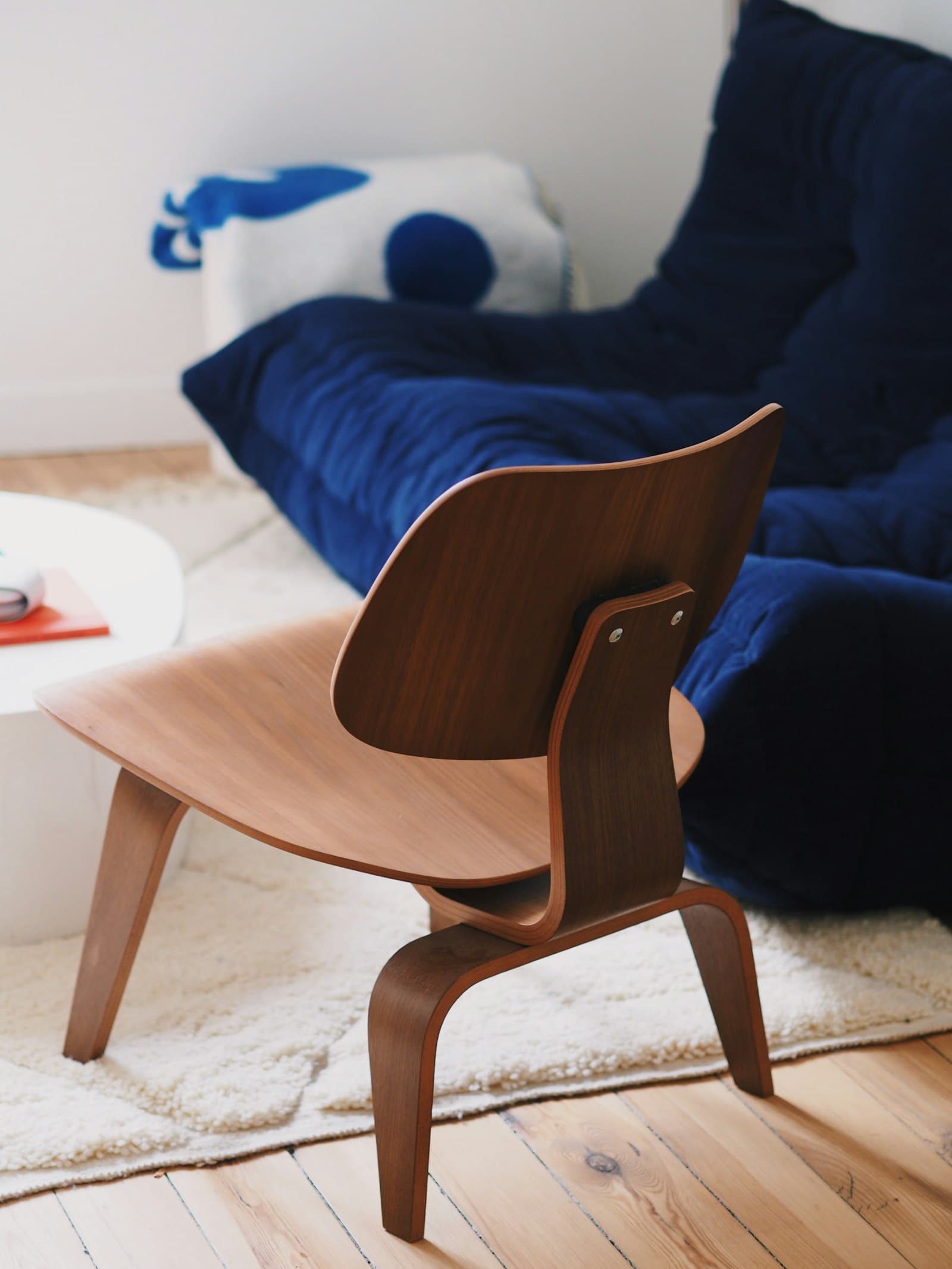 Eames LCW, Moulded walnut plywood